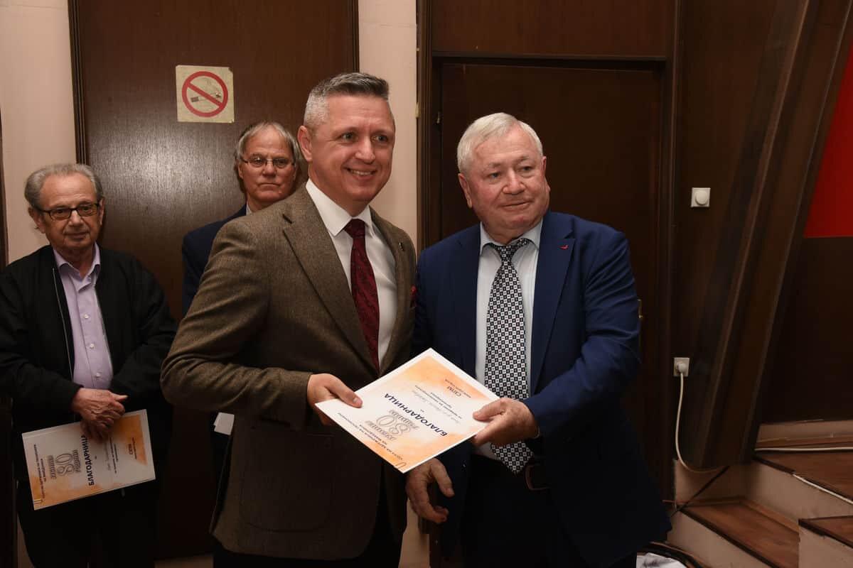 Dodelana blagodarnica od SZPM na prof. d-r Daniel Pavlovski po povod 80 god penzionersko org.