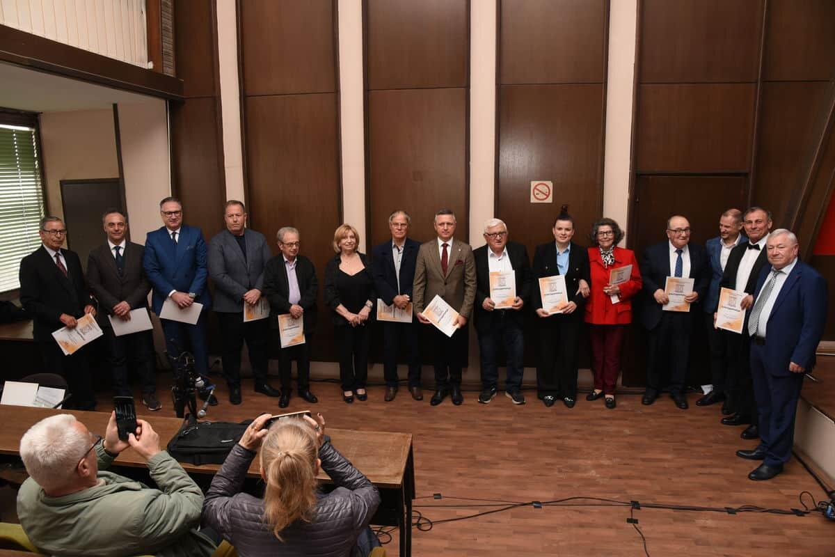 Dobitnici na blagodarnici po povod 80 god. Penzionersko organiziranje dobitnici